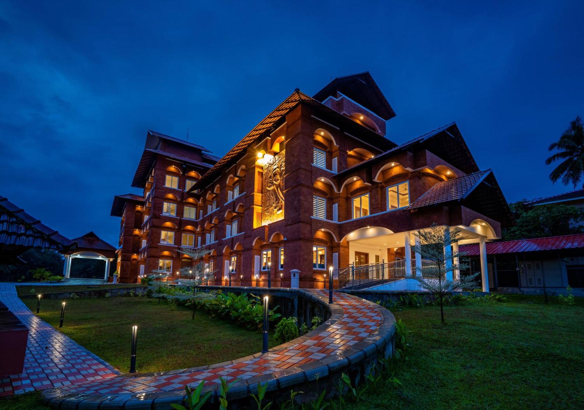 Kumbanad Heritage Hotel Vennikulam Экстерьер фото